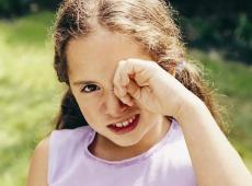 Et barns øyne gjør vondt: årsaker og behandling Årsaker til smerte i et barns øyne